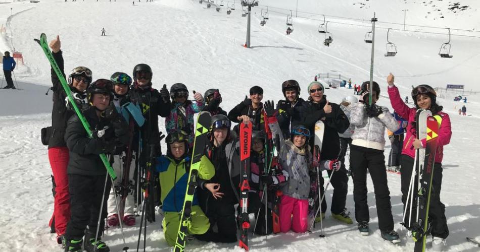Schüler*innen der Klasse 3a beim Skifahren
